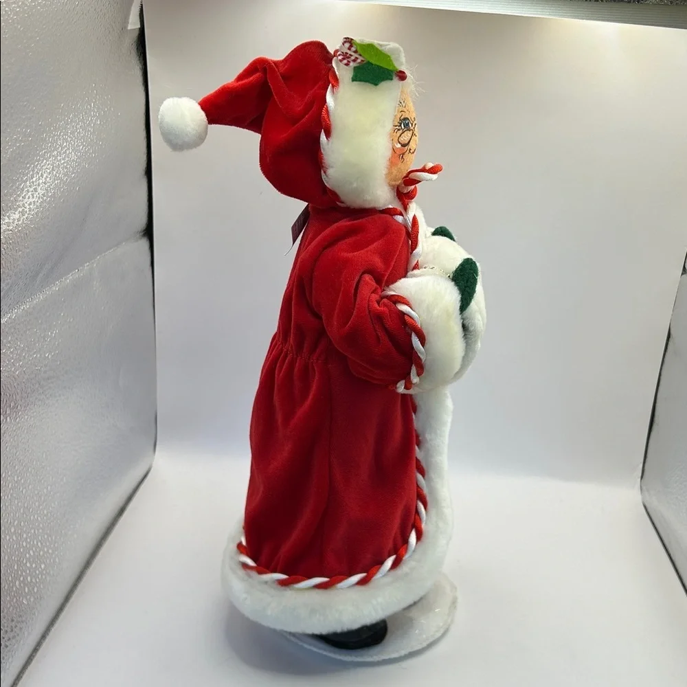 Annalee Mrs Claus with furry muff
